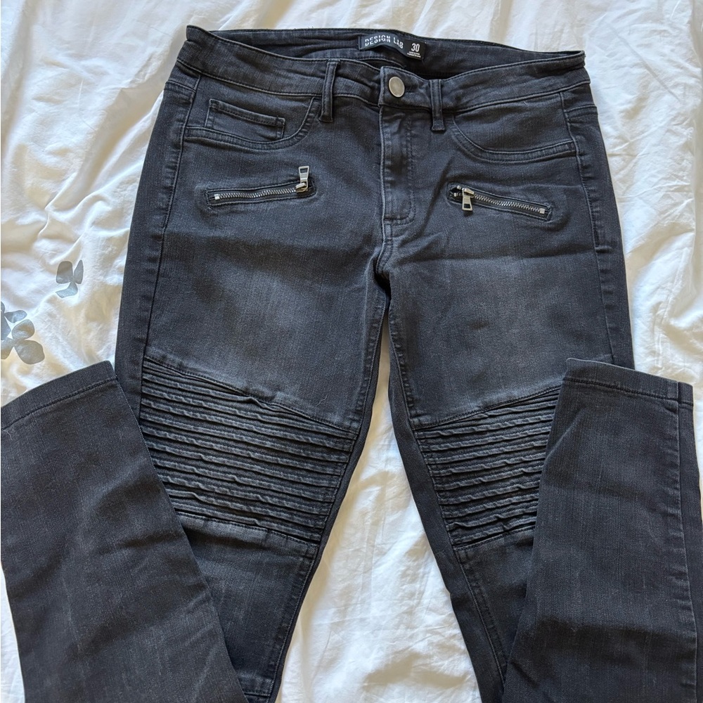Design Lab Lord & Taylor Black Jeans with Zipper and Knee/thigh Design